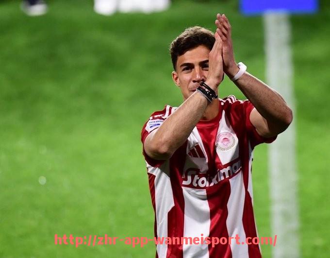 完美体育官方入口-世俱杯比赛球员跑位与传球线路协同配合的战术解构与实例解析